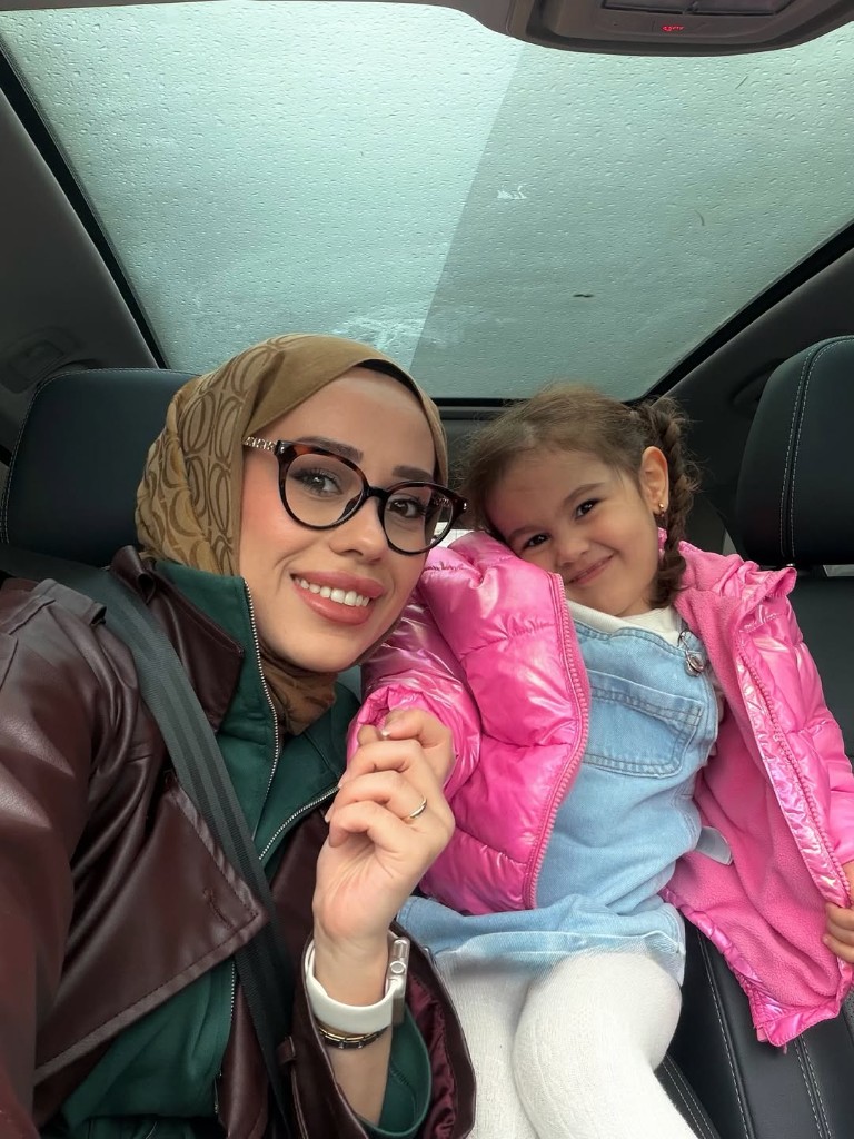 ياسمين مع ابنتها